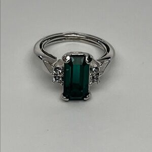 Vintage Avon Park East Emerald Green Baguette Rhinestone Traditional Ring.